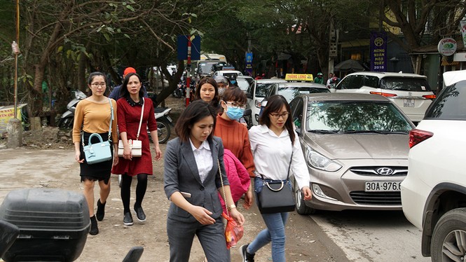 Mọi ngả đường vào Phủ Tây Hồ ùn tắc - ảnh 6