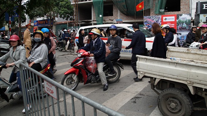 Mọi ngả đường vào Phủ Tây Hồ ùn tắc - ảnh 8