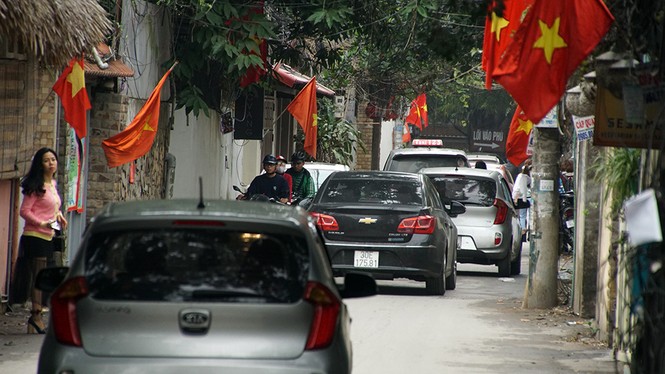 Mọi ngả đường vào Phủ Tây Hồ ùn tắc - ảnh 10