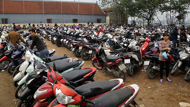 Mọi ngả đường vào Phủ Tây Hồ ùn tắc - ảnh 12