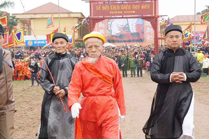 Xem 'Nhà Vua' 95 tuổi xuống đồng làm lễ Tịch Điền - ảnh 7