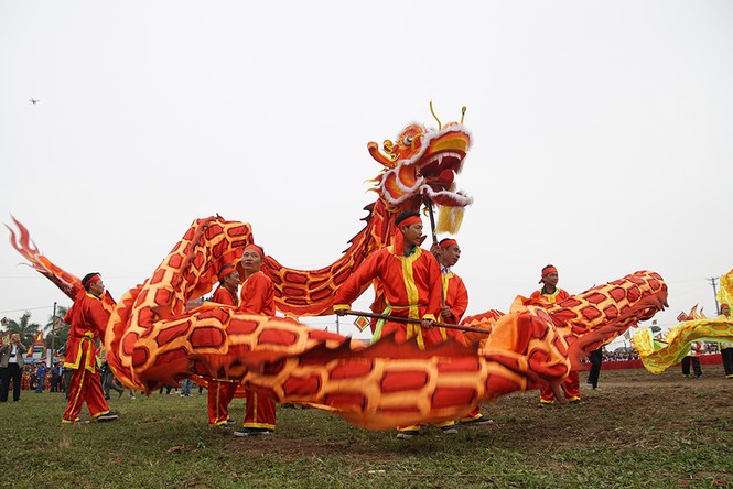 Xem 'Nhà Vua' 95 tuổi xuống đồng làm lễ Tịch Điền - ảnh 11