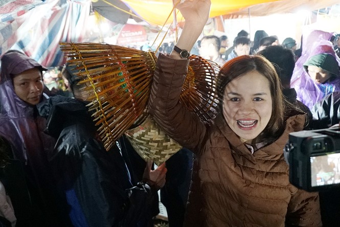Chợ Viềng có gì mà hàng ngàn người đội mưa rét mua, bán? - ảnh 11