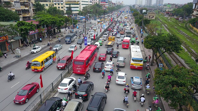 Giao thông Hà Nội 'tăng nhiệt' trước kỳ nghỉ lễ - ảnh 3