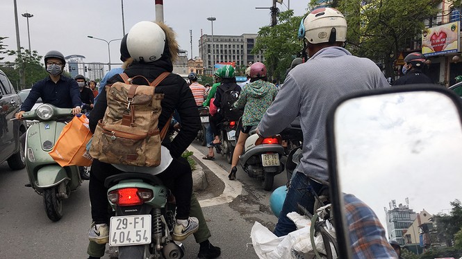 Giao thông Hà Nội 'tăng nhiệt' trước kỳ nghỉ lễ - ảnh 4