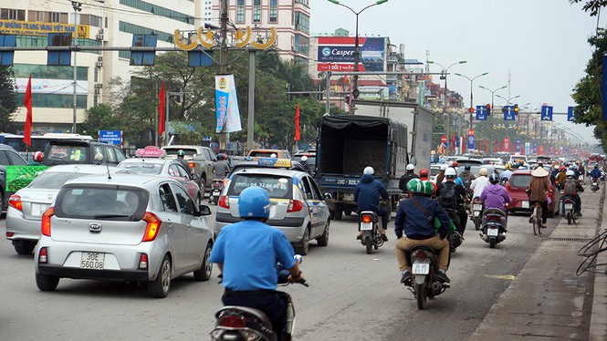 Giao thông Hà Nội 'tăng nhiệt' trước kỳ nghỉ lễ - ảnh 5