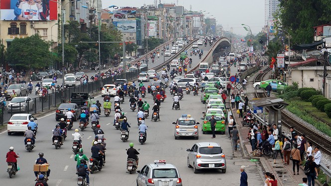 Giao thông Hà Nội 'tăng nhiệt' trước kỳ nghỉ lễ - ảnh 6