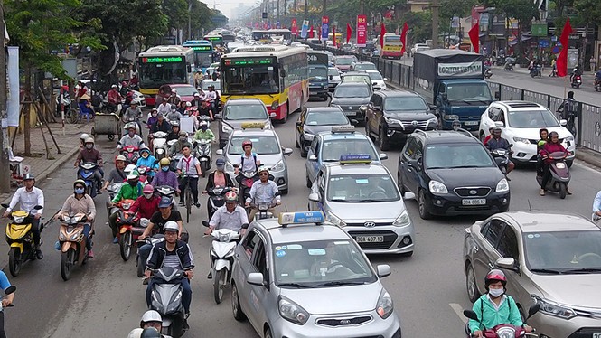 Giao thông Hà Nội 'tăng nhiệt' trước kỳ nghỉ lễ - ảnh 7