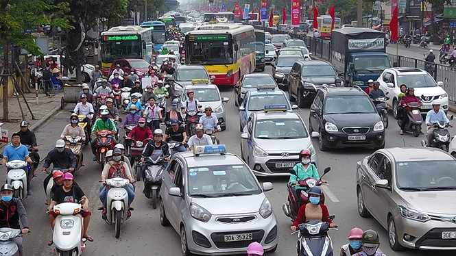 Giao thông Hà Nội 'tăng nhiệt' trước kỳ nghỉ lễ - ảnh 9