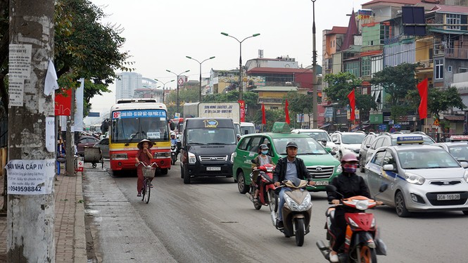 Giao thông Hà Nội 'tăng nhiệt' trước kỳ nghỉ lễ - ảnh 10