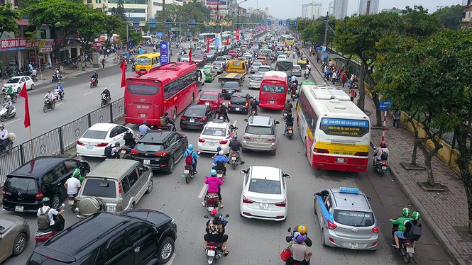 Giao thông Hà Nội 'tăng nhiệt' trước kỳ nghỉ lễ - ảnh 11