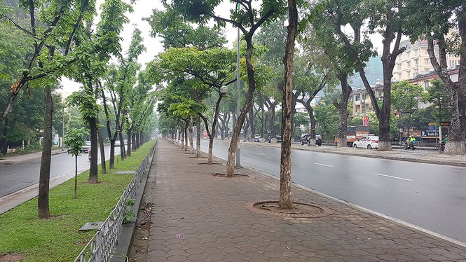 Hà Nội thưa vắng như Tết trong ngày đầu nghỉ lễ - ảnh 1