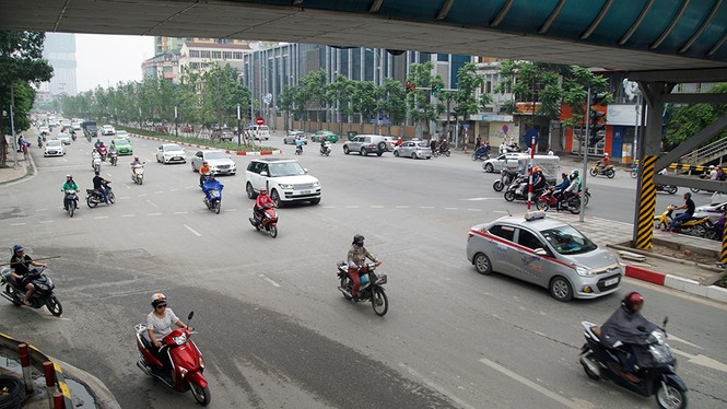 Hà Nội thưa vắng như Tết trong ngày đầu nghỉ lễ - ảnh 8