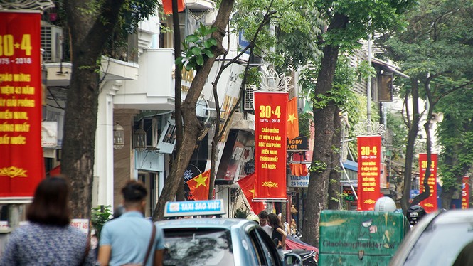 Phố phường Hà Nội rực rỡ cờ đỏ sao vàng mừng ngày thống nhất - ảnh 1