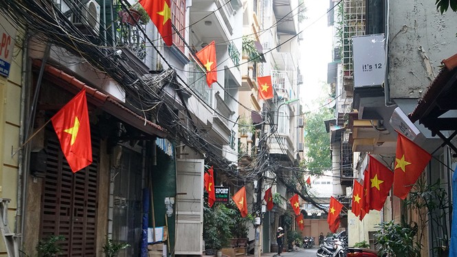 Phố phường Hà Nội rực rỡ cờ đỏ sao vàng mừng ngày thống nhất - ảnh 3
