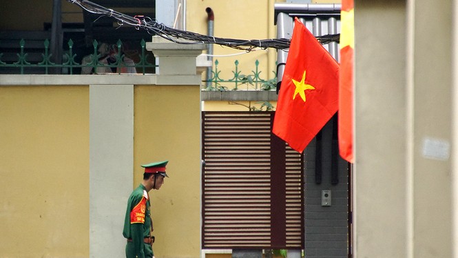 Phố phường Hà Nội rực rỡ cờ đỏ sao vàng mừng ngày thống nhất - ảnh 7