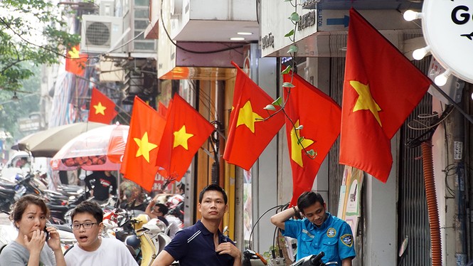 Phố phường Hà Nội rực rỡ cờ đỏ sao vàng mừng ngày thống nhất - ảnh 8