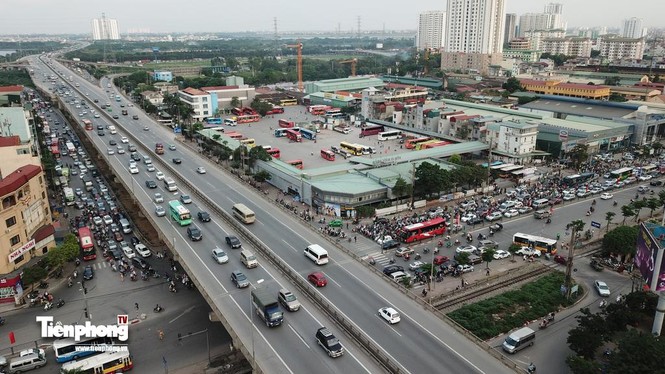 Người dân trở lại Thủ đô sau kỳ nghỉ lễ, giao thông 'nóng' trở lại - ảnh 1