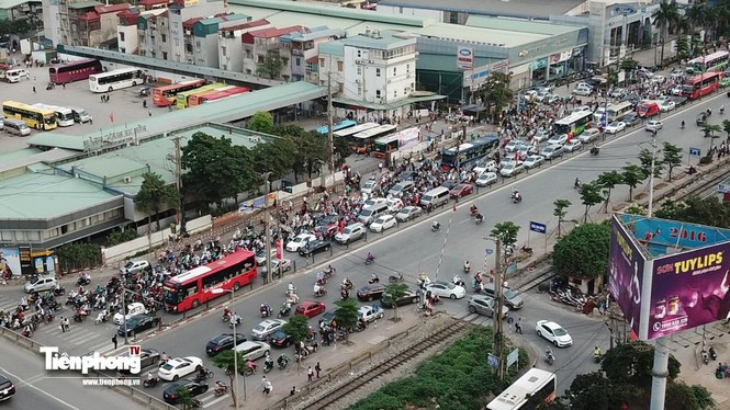 Người dân trở lại Thủ đô sau kỳ nghỉ lễ, giao thông 'nóng' trở lại - ảnh 3
