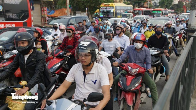 Người dân trở lại Thủ đô sau kỳ nghỉ lễ, giao thông 'nóng' trở lại - ảnh 4