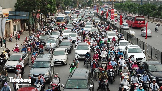 Người dân trở lại Thủ đô sau kỳ nghỉ lễ, giao thông 'nóng' trở lại - ảnh 6