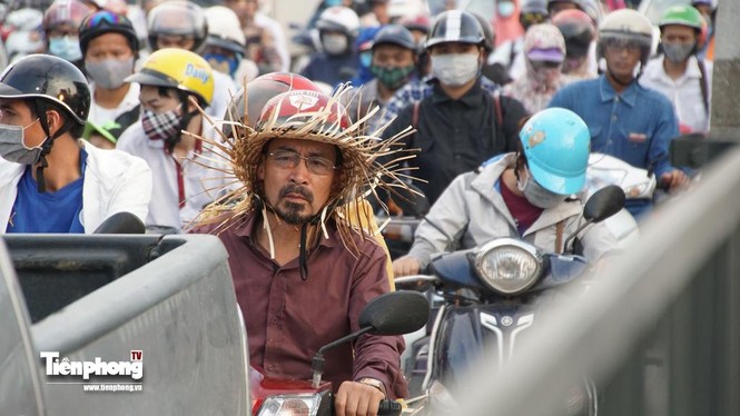 Người dân trở lại Thủ đô sau kỳ nghỉ lễ, giao thông 'nóng' trở lại - ảnh 7