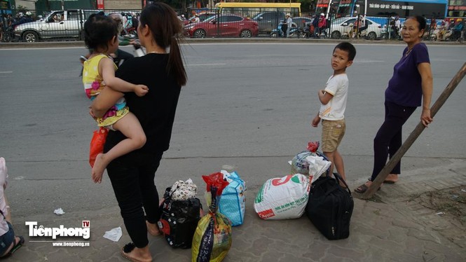 Người dân trở lại Thủ đô sau kỳ nghỉ lễ, giao thông 'nóng' trở lại - ảnh 9