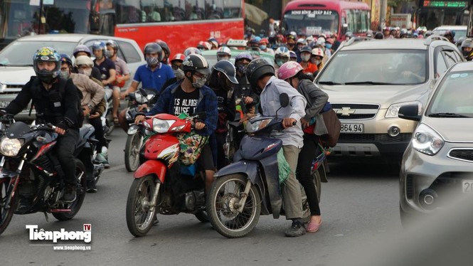 Người dân trở lại Thủ đô sau kỳ nghỉ lễ, giao thông 'nóng' trở lại - ảnh 10