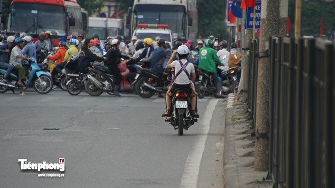 Người dân trở lại Thủ đô sau kỳ nghỉ lễ, giao thông 'nóng' trở lại - ảnh 11