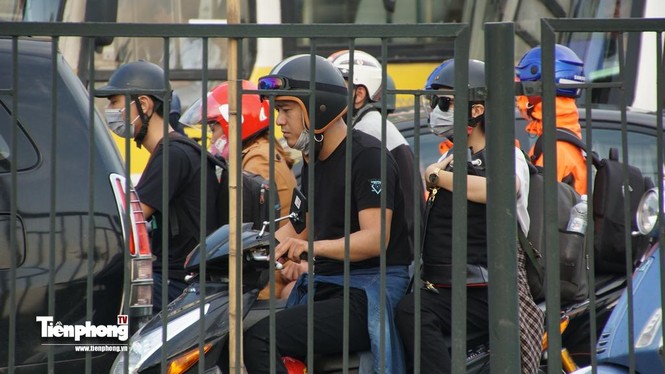 Người dân trở lại Thủ đô sau kỳ nghỉ lễ, giao thông 'nóng' trở lại - ảnh 12