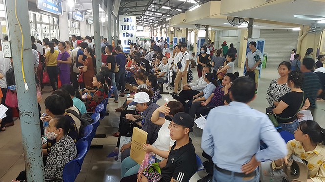 Ghé thăm những bệnh viện ở Hà Nội ngày nắng nóng như đổ lửa - ảnh 1