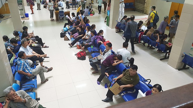 Ghé thăm những bệnh viện ở Hà Nội ngày nắng nóng như đổ lửa - ảnh 2