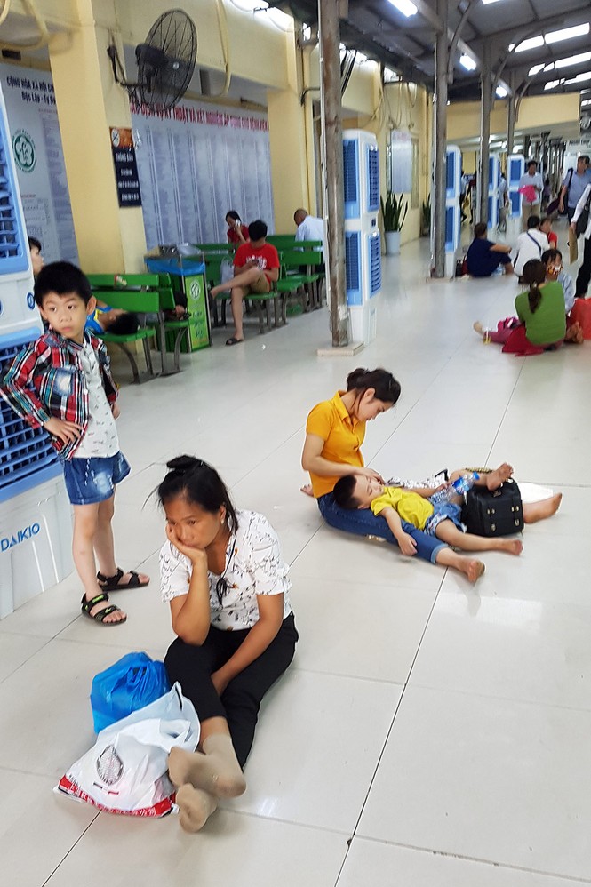 Ghé thăm những bệnh viện ở Hà Nội ngày nắng nóng như đổ lửa - ảnh 3