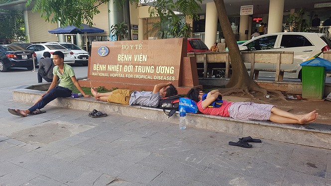Ghé thăm những bệnh viện ở Hà Nội ngày nắng nóng như đổ lửa - ảnh 4