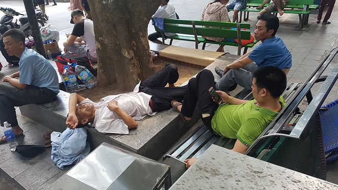 Ghé thăm những bệnh viện ở Hà Nội ngày nắng nóng như đổ lửa - ảnh 5