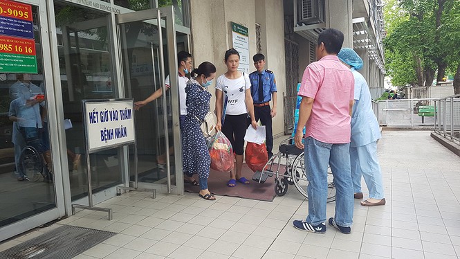 Ghé thăm những bệnh viện ở Hà Nội ngày nắng nóng như đổ lửa - ảnh 12