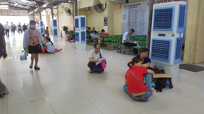 Ghé thăm những bệnh viện ở Hà Nội ngày nắng nóng như đổ lửa - ảnh 13