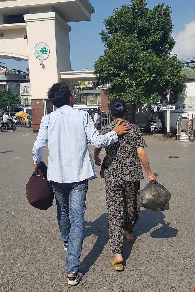 Ghé thăm những bệnh viện ở Hà Nội ngày nắng nóng như đổ lửa - ảnh 14