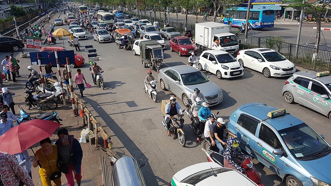 Ghé thăm những bệnh viện ở Hà Nội ngày nắng nóng như đổ lửa - ảnh 15
