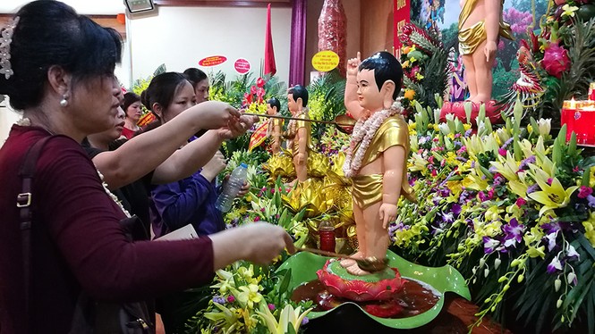 Hàng nghìn người dự lễ Phật đản ở chùa Quán Sứ - ảnh 9