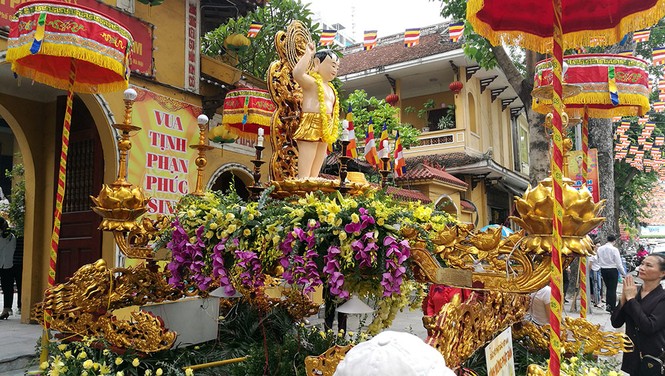 Hàng nghìn người dự lễ Phật đản ở chùa Quán Sứ - ảnh 10