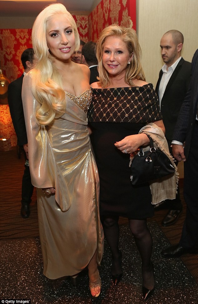 Lady Gaga bất ngờ ‘ngoan hiền’ và xinh đẹp bên bạn trai - ảnh 3
