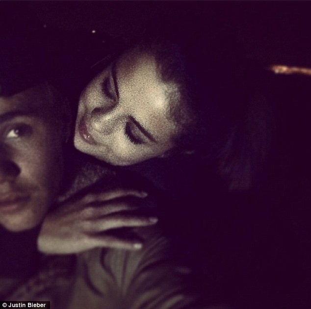 Justin Bieber khoe hình xăm ‘mừng’ tái hợp bạn gái - ảnh 4