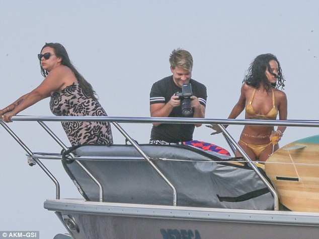 Rihanna sexy với áo tắm hai mảnh trên du thuyền - ảnh 3
