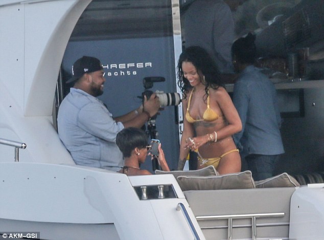 Rihanna sexy với áo tắm hai mảnh trên du thuyền - ảnh 5