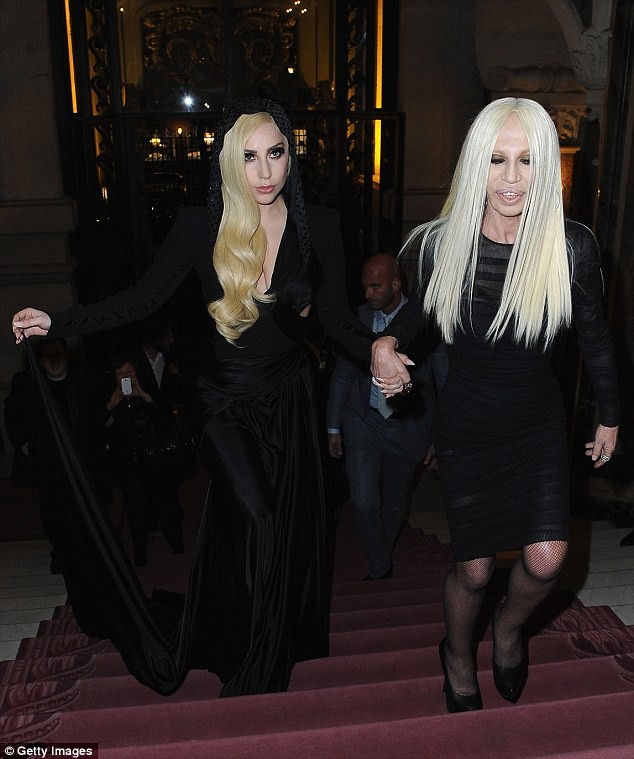 Lady Gaga cực xinh sánh bước cùng nhà thiết kế Donatella Versace - ảnh 2
