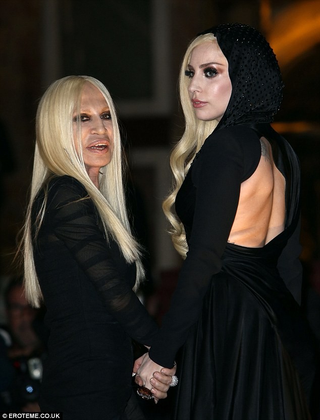 Lady Gaga cực xinh sánh bước cùng nhà thiết kế Donatella Versace - ảnh 7