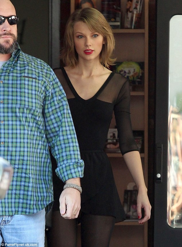 Taylor Swift tóc ngắn cá tính, chân dài miên man xuống phố - ảnh 1