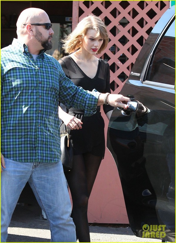 Taylor Swift tóc ngắn cá tính, chân dài miên man xuống phố - ảnh 4