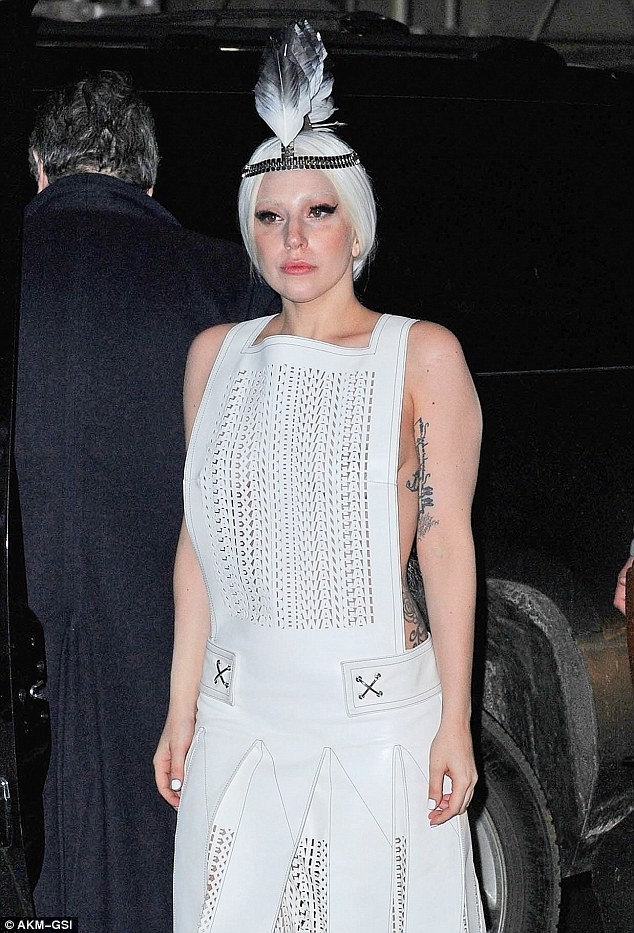 Lady Gaga mặc thời trang 'dị' giữa trời rét - ảnh 1